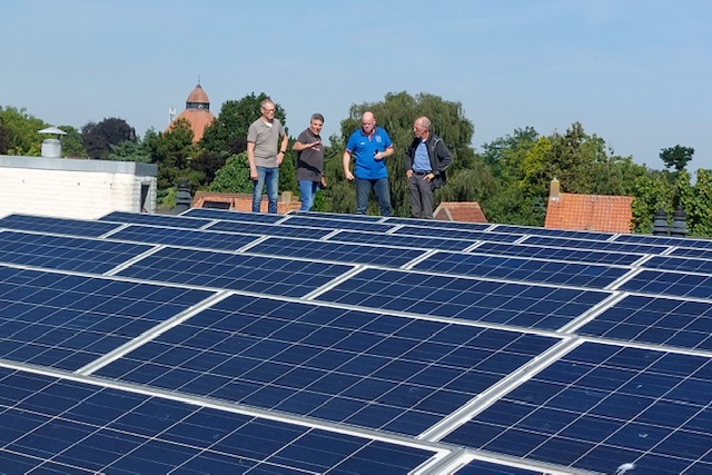 Casade en Energie Dongen bekijken de mogelijkheden op het dak aan de Minister Goselinglaan te Dongen.